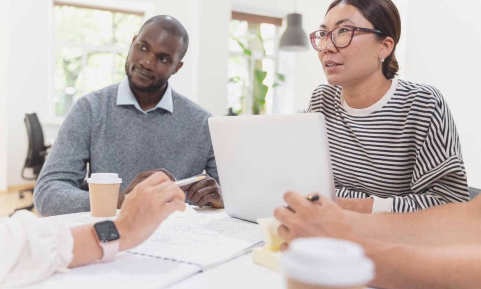 Gruppe von Lernenden bei der gemeinsamen Arbeit an Finanzanalysen